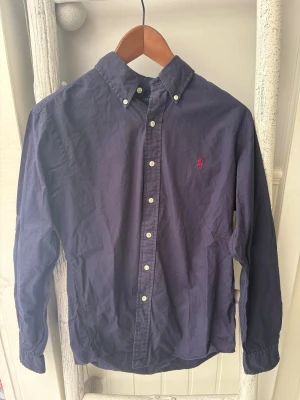 Ralph Lauren Skjorta  - Nu säljer jag min Riktigt fina skjorta då jag inte använt den😊 Den är storlek S Vid snabb affär kan priset sänkas🤩 frakt inom 24h✅ Tar gärna emot Bud och Frågor😁 modellen på bilden är 70kg och 176cm lång, men passar även mindre👍