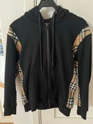 Burberry hoodie - Säljer en burberry zip hoodie i utmärkt skick, inga defekter. Säljer då jag inte använder den längre. Vid fler bilder/frågor är det bara att höra av sig, pris kan diskuteras!
