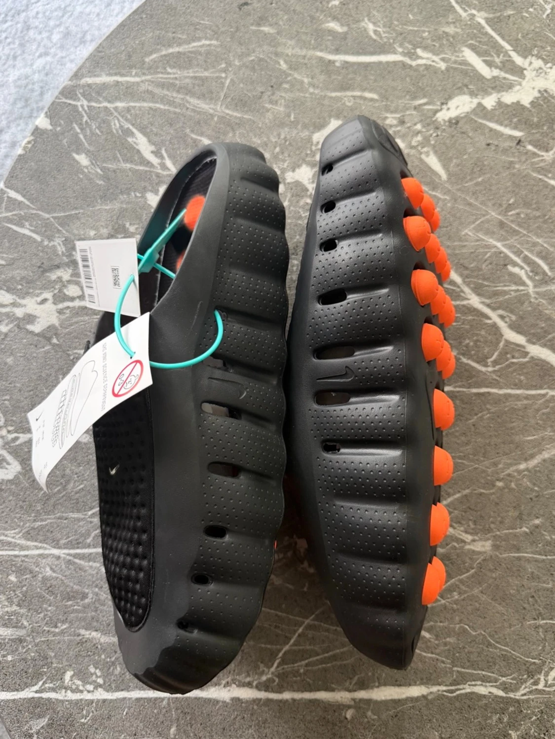 Svarta Nike tofflor med perforerad ovandel - 3