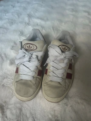 Campus skor - Äkta campus skor i beige med vinröda detaljer. 
