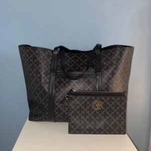 Väska Malene Birger - Snygg och rymlig totebag från By Malene Birger i brunt och svart. Skadad se näst sista och sista! Inget som inte går att limma😅