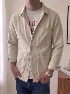 Beige Overshirt - Beige Overshirt sitter i strl S. Bra skick utan nåra defekter och Hör gärna av er vid frågor elr funderingar!!