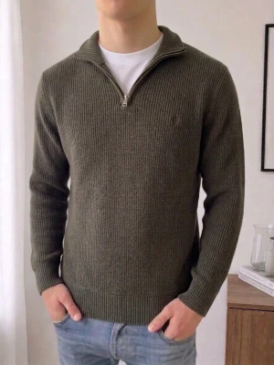 Morris Half Zip - Säljer en sjukt fet Half zip ifrån Morris. Half zipen är i en skön mörkare olivgrön och är i mycke bra skick förutom att nån tråd till lappen i nacken har börjat trilla av men som är väldigt lätt att fixa! Tröjan är i strl S och sitter även som de!! Hör gärna av er vid frågor eller funderingar!!