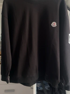 Zara - Säljer en svart sweatshirt helt ny jätte bra tag