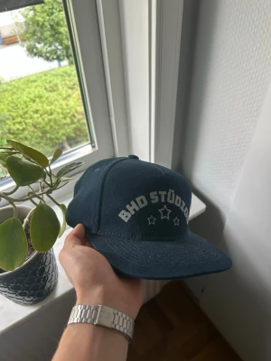 BHD Stüdios keps - Snygg mörkblå keps från BHD Studios (Elis Barlinds gamla UF) Mitt pris: 250kr ⭐️🤝