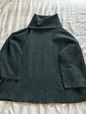 Polotröja med trekvartsärm - Stickad polotröja med trekvartsärm ärm. Står ingen storlek men skulle gissa på M eller större. Lappen är lite missfärgad men annars är den i bra skick.