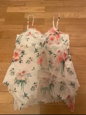 Blommig topp  - Söt och blommig tunn topp💕