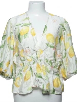 Citron blus!! - Superfin citron blus ifrån hm, bilderna är ifrån sellpy men kan sicka egna om man vill💛inga defekter. Storlek S