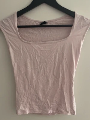 Ljusrosa tight topp från Gina - Populär topp från Gina. Säljer då den är för liten. Bara använd någon gång så i nyskick. Kom gärna med prisförslag!💗
