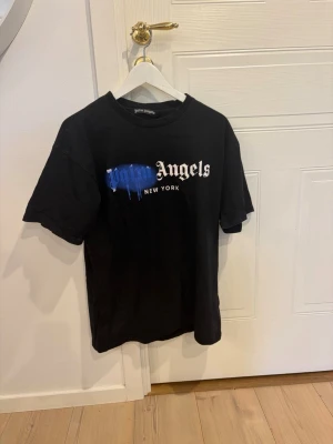 Palm angels - Säljer min Palm Angels T-shirt i storlek M. Svart färg med stilren design och passar perfekt till både vardag och streetwear. T-shirten är i mycket bra skick.