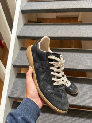 maison margiela - Säljer nu min skor ingen aning om de är äkta eller inte vill ba bli av med dom släng iväg ett bud så kanske jag godkänner skicket är bra förutom att de har släppt lite på ena skorn längst fram men märks eller syns inte när du har på dig dom tvättas så klart innan de fraktas lite smutsiga nu på bilderna