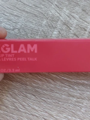 GLAM Lip Tint Peel Talk - GLAM Lip Tint Peel Talk är ett läppglans i en snygg rosa förpackning. Produkten ger färg till läpparna och appliceras som ett tint som sedan peelas av för ett långvarigt resultat. Förpackningen rymmer 3,3 ml och är enkel att ta med i väskan.