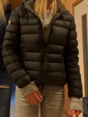 Svart colmar jacka  - Snygg svart colmar jacka! Storlek 14 år men passar xs-s. Kan gå ner i pris vid snabb affär 