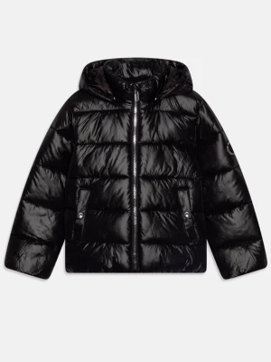 Svart glansig pufferjacka med huva only - Säljer en svart pufferjacka med glansig finish och huva. Jackan har dragkedja framtill, två fickor med tryckknappar och quiltad design. Perfekt för kalla dagar när du vill hålla värmen och ändå se stilren ut.
