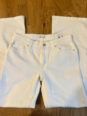 Vita flare jeans med låg midja - Säljer ett par vita flare jeans med låg midja. Jeansen har vida ben och är i storlek 170. Dessa passar även XS! Prislappen är kvar och aldrig använda!