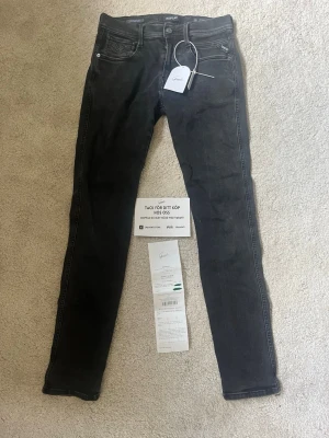 Replay anbass jeans hyperflex - 👕 Plagg: Jeans                                                          📏 Storlek: 29/32                                                            🏷️ Märke/Modell: Replay anbass hyperlfex                                   ✨ Skick: Fint skick                                                        💬 Vid frågor är det bara att skriva!                                                                                          🛍️ Gramenti