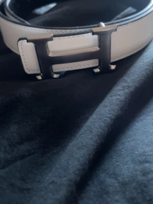 H-bälte - H bälte nytt skick 10/10 passar till varje outfit.