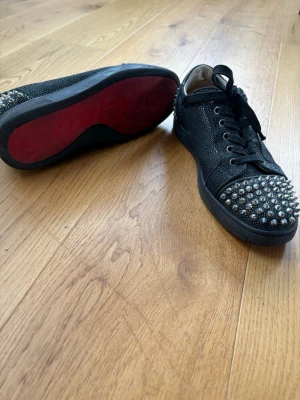 Äkta sällsynta Louboutins - Säljer ett par sällsynta Loubs nu när jag har växt ur dem, dem är i strass material med silvriga nitar är originellt fest skor men fungerar också i vardagen