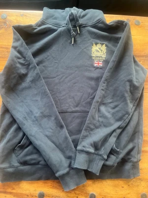 Svart Morris hoodie - Säljer min Morris hoodie pågrund av att den blivit för liten. Den har använts mindre än 5 gånger så är i prima skick.  Är L men passar som M