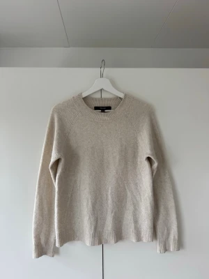Beige stickad tröja från Vero Moda - Säljer en fin beige stickad tröja från Vero Moda, i storlek XS. Tröjan har en rakare passform.  Den är använd några gånger, men är fortfarande i väldigt fint skick. Nypris var 299kr, men säljer för 150kr💕