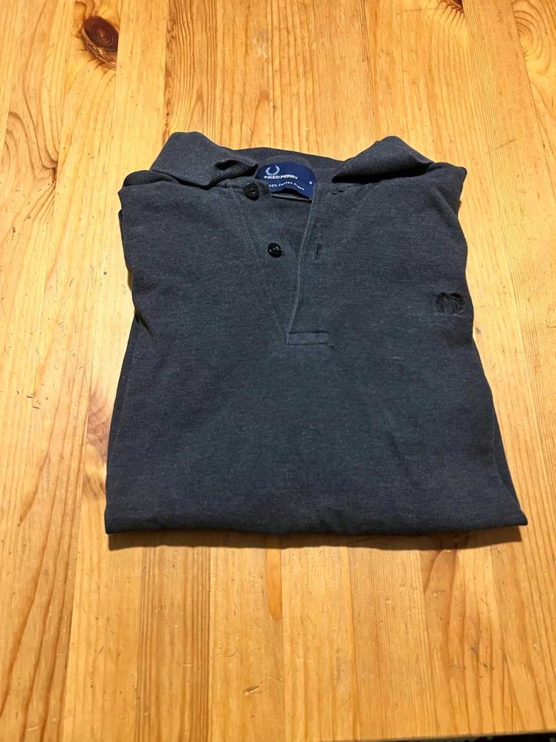 Mörkgrå pikétröja fred Perry