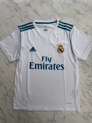 Real Madrid fotbollströja  - Helt ny! Kom privat för fler frågor.