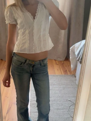 Vit blus med spetsdetaljer - Söt vit blus ifrån Gina tricot 14+ med puffärmar och djup v-ringning. 