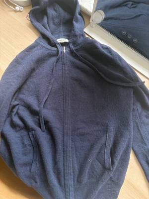 Soft goat zip hoodie - Grymt bra skick utan noppror! 100% Kashmir. Storlek M i dam men skulle tro att den passar mer som S i herr. Pris kan diskuteras! 