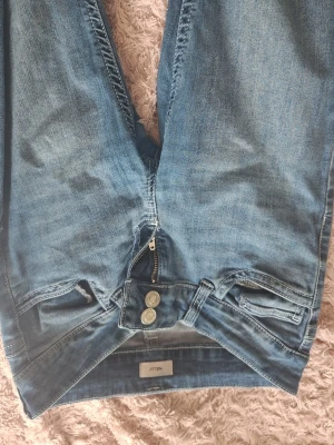 Nellys blåa bootcut jeans säljer då dom är för korta för mig❤️ - Ett par blåa nelly jeans bootcut/lowrise bra skick har ett litet håll som min mamma sydde fast syns inte har haft på mig dom förra vintern utan att nån märkte är dock nu för korta är i storlek short o 36 sitter jätte skönt o har köpt ett par nya i min storlek🥹