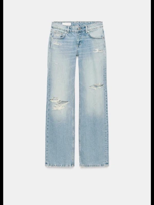 Trendiga Zara jeans - Säljer mina Zara jeans då jag tyckte dem satt bra men ångra mig efter och då hade jag redan tagit av prislappen. Dem är aldirg använda och har inga defekter. Storlek 32 dock är de väldigt stora i storlek så passar på dem som har 34 med.
