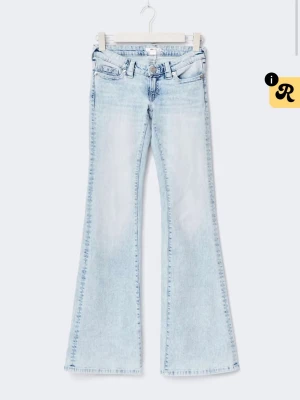 Ljusblåa jeans  - Ett par jätte snygga lågmidjade, ljusblåa jeans från Ginatricot! Säljer då dem inte kommer till användning! Knappt använda så super bra skick! Dem är dock avklippta längst ner då dem var för långa så skulle säga att dem passar en runt 160cm! Slutsålda på hemsidan! Hör av dig om du har några frågor o pris kan diskuteras🔥🥰