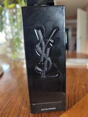 Ysl Myself edp - Ungifär Halva flaskan är kvar ca 30ml. Har inte lådan. Doften är väldigt fräsch och räker sig kanske upp till 3-5 timar efter första sprutet. Jag har haft parfymen sedan typ februari.