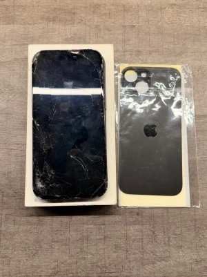 iPhone 15  - 📱 iPhone 15 256GB Svart – Defekt  Säljer en iPhone 15 256GB i svart.  ❌ Skärmen och baksidan är skadade ❌ Startar inte / ingen bild ❓ Okänd om den är iCloud-låst 🔧 Säljs som reservdel/reparationsobjekt 📦 Ersättningsglas till baksidan ingår  Vet inte om det finns ytterligare skador eftersom telefonen inte startar.  💰 Pris: 1500 kr Kan diskuteras vid snabb affär.