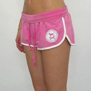 y2k victoria’s secret pink foldover low waist shorts  - så fina sällsynta 2000s vs pink shorts i storlek xs 🩷går att ha midjan nervikt som på bilden och passar xs - xxs 