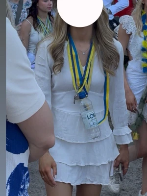 Vit klänning  - Säljer denna söta klänningen, perfekt till studentflaket! Fint skick. Strl XS🌸