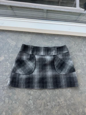 Cool kjol  - Så snygg kjol! Midjemått tvärsöver är 41cm, längd 32cm💕