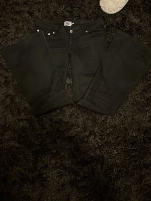 Jeans Blaze lager 157 - Säljer ett par svarta  jeans Blaze från lager 157. Dom är low waist och är storlek M short. Fläck på andra bilden men går säkert bort. 