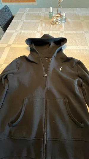 Ralph lauren hoodie - Säljer nu min gamla Ralph lauren hoodie i storlek S. Köptes för runt 1 år sen men i bra skick. Storlek S.