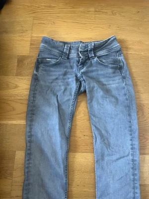 Ljusgrå Pepe Jeans - Säljer ett par ljusgråa pepe jeans i storlek 34