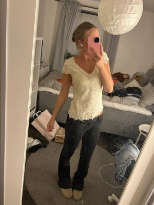 Ljusgul spets topp från Zadig & Voltaire  - Söt ljusgul topp i spets med en v-ringning och korta ärmar. Perfekt att styla med jeans eller kjol för en fin outfit. Den är inte alls genomskinlig pga att den har ett extra tyg inuti. 