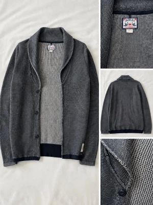 Vintage cardigan från Diesel - Säljer en stygg och stilren vintage Diesel cardigan i ovanligt bra skick. Koftan är i modellen Dieselco.    KAN GÅ NER VÄLDIGT MYCKET I PRIS VID SNABB AFFÄR!