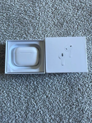 Vita trådlösa in-ear hörlurar - Säljer ett par vita AirPods Pro 3. Inte original produkt. Det är kopia! De funkar in princip som vanliga air pods. 