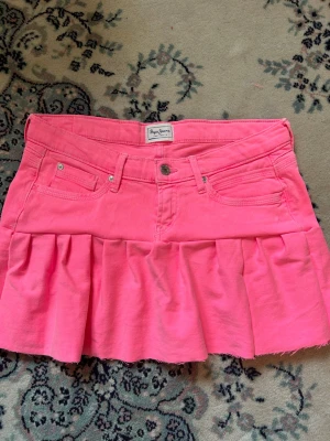 Snygg lågmidjad rosa volang jeanskjol  - Super snygg💞