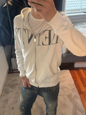 Valentino tröja - Säljer nu denna riktigt schyssta valentino tröja som jag har haft ett bra tag. Den är väldigt sällsynt och jag har alldrig sätt den innan. Jag tror den är vintage? Modellen på bild är 175 65kg på ett ungefär.