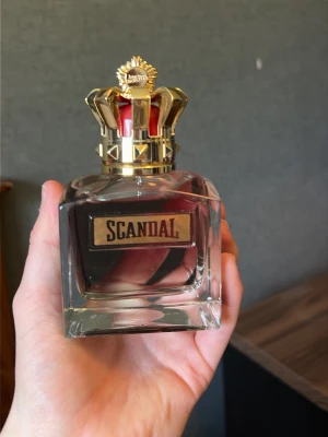 JPG Scandal EDT 100ml - Äkta Jean Paul Gaultier Scandal Pour Homme EDT, 100 ml. Endast testad några spray för att lukta, i princip helt full. Se bilder för exakt mängd kvar. Förvarad inomhus och varsamt hanterad. Skickas väl emballerad.