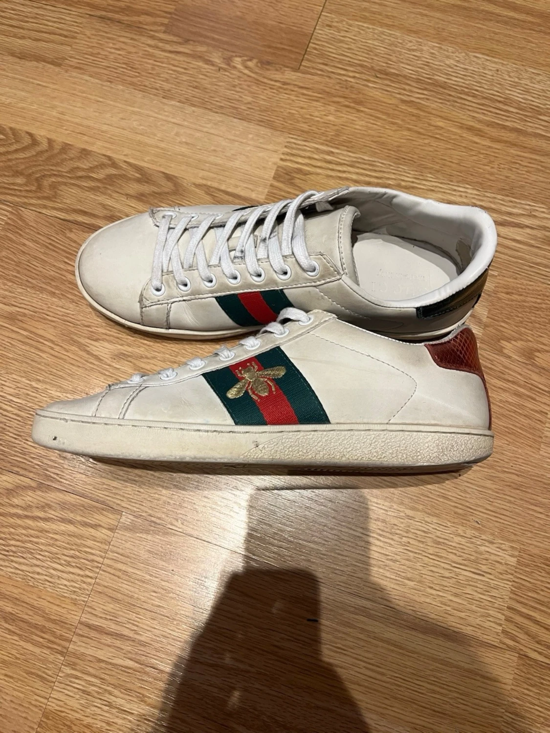 Vita sneakers med broderad bi - 2