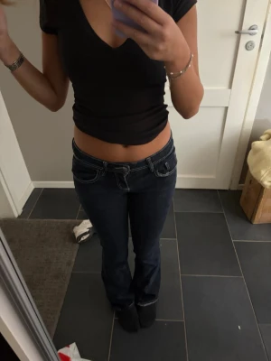Mörkblå bootcut jeans  - Skit snygga lågmidjade jeans