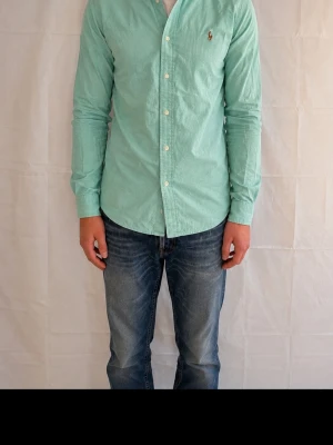 Ljusgrön Ralph lauren skjorta - Snygg ljusgrön Ralph lauren skjorta,   Storlek : 14 år (XS) skön skjorta till sommaren. Pris kan diskuteras!