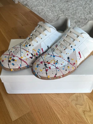 Maison Margiela skor - Feta Maisons med färg, väldigt nytt skick men tyvärr lite oljefläck från växeln, på vänster insida. 