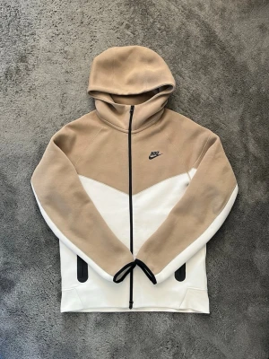 Nike Sportswear Tech Fleece - Snygg Nike Sportswear Tech Fleece från Nike med hel dragkedja framtill. Använd endast ett fåtal gånger, med rikigt mjukt och kvalitativt material. Storleken är S men känns närmare M i passform vid användning. Hör av om du har frågor!! pris går att diskuteras.